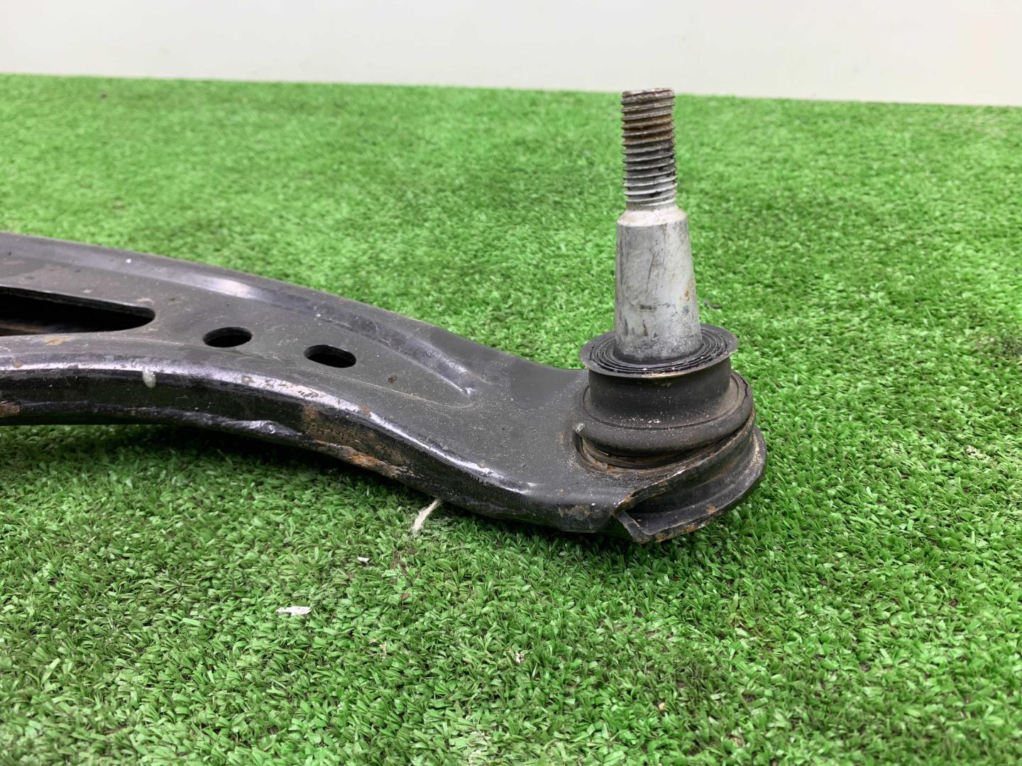 Рычаг передний нижний правый