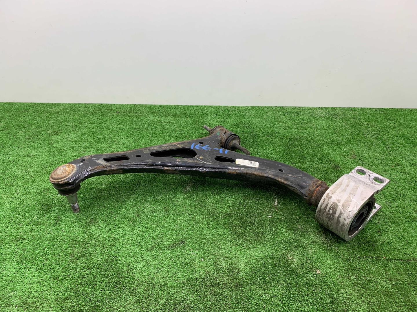 Рычаг передний нижний правый