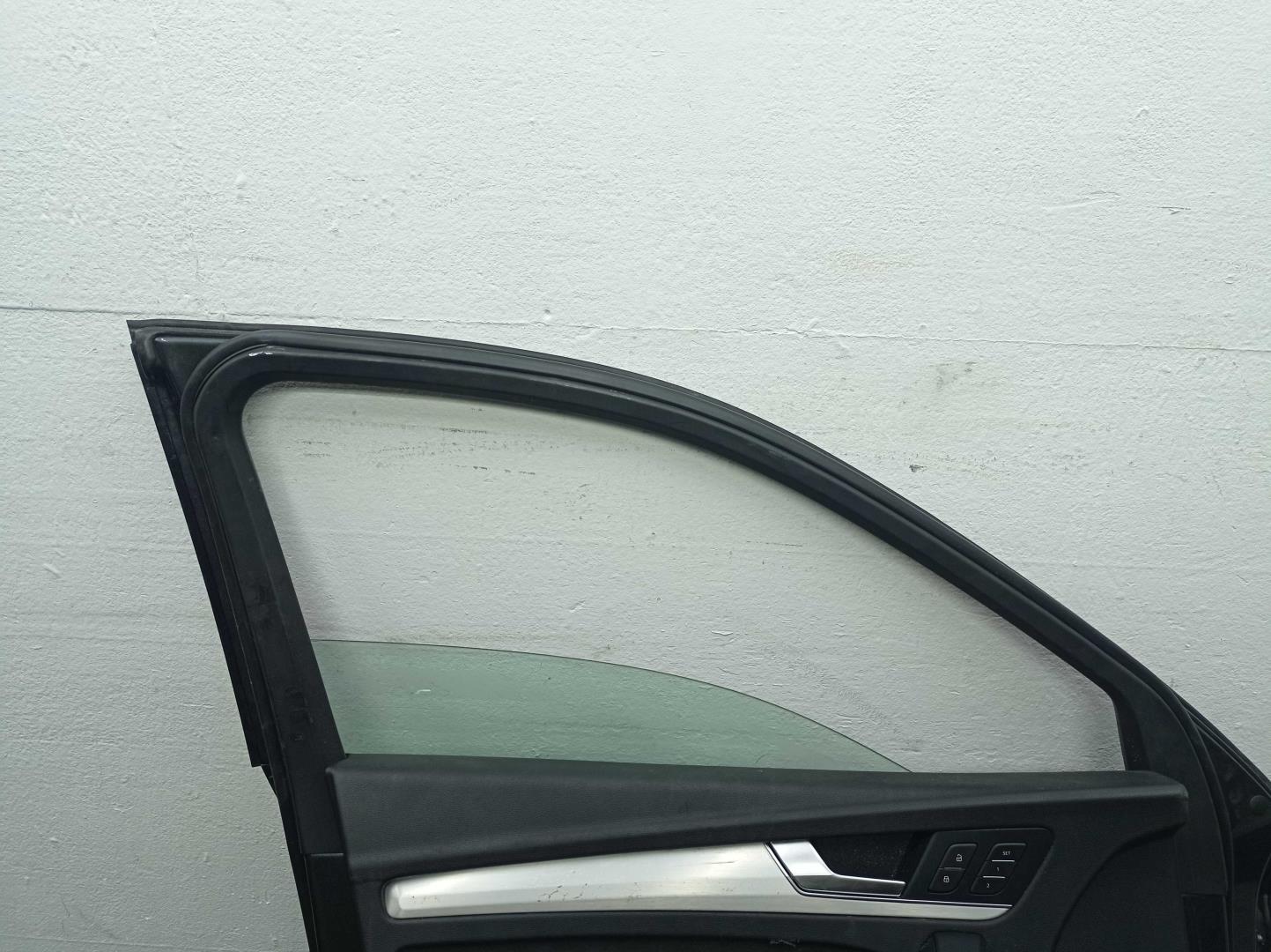 Замок двери передней левой