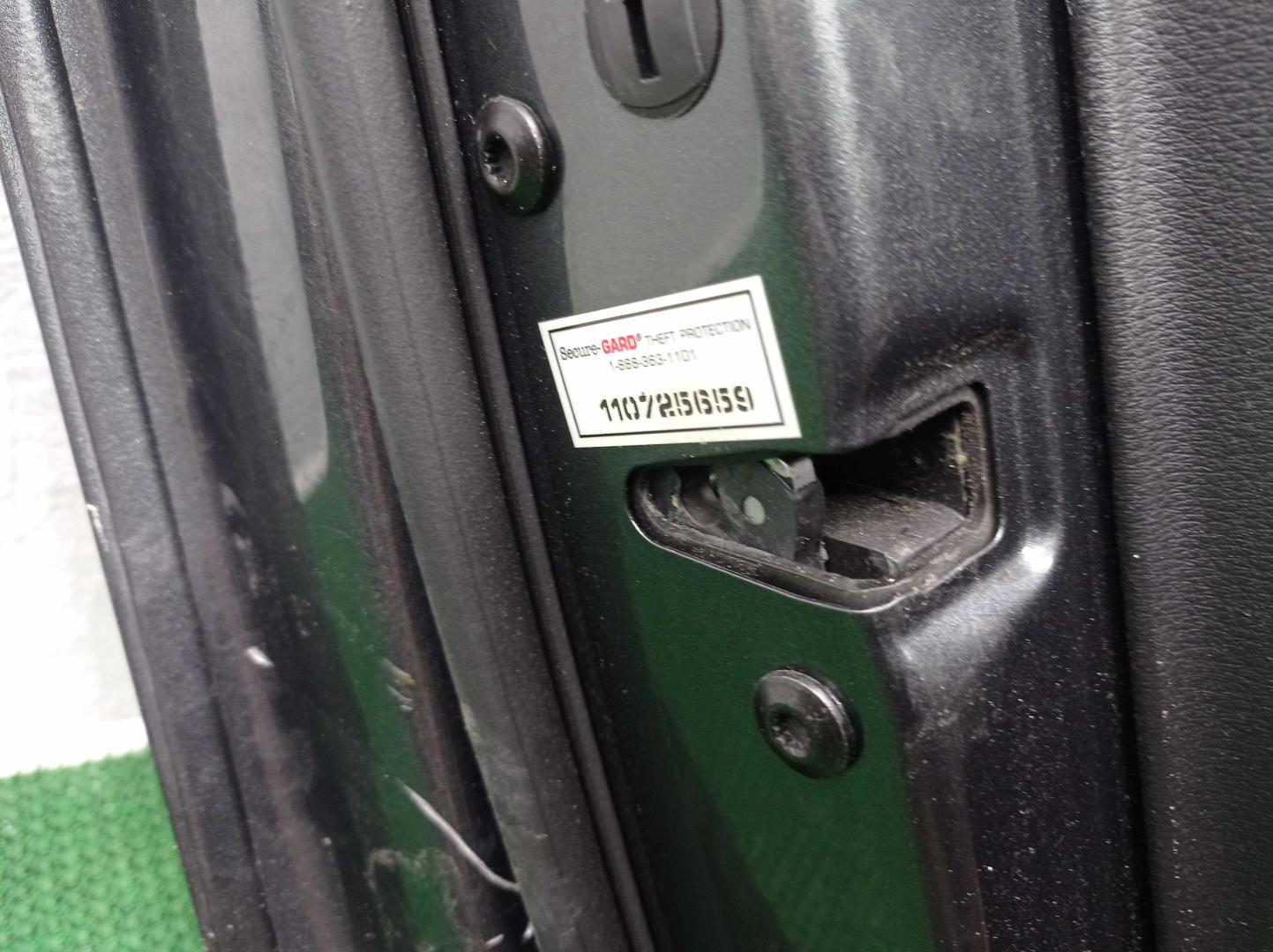 Замок двери передней левой