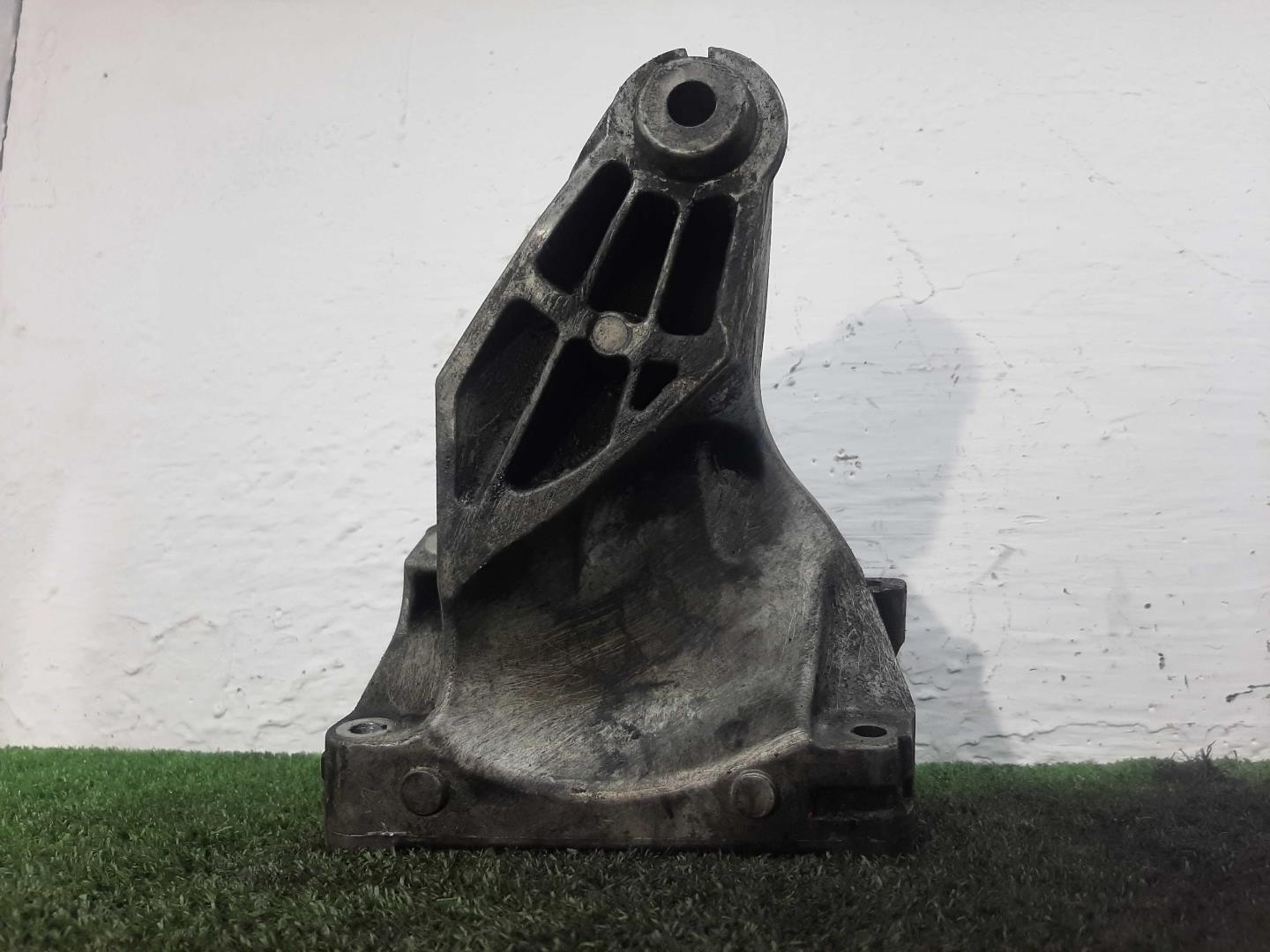 Кронштейн двигателя