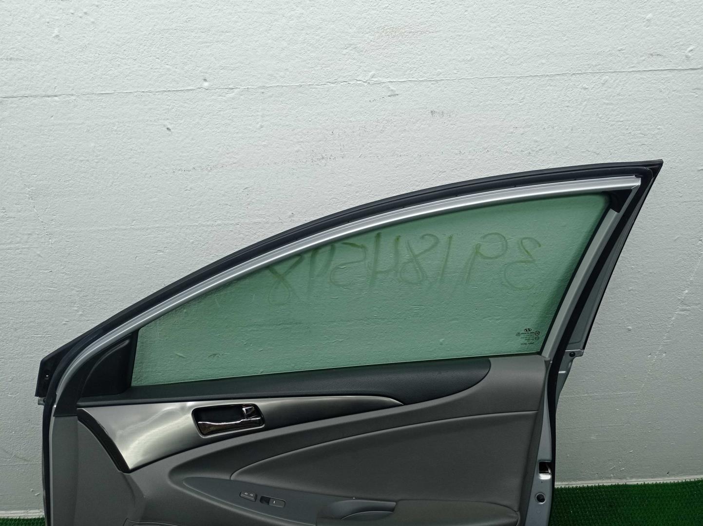 Стекло двери передней правой