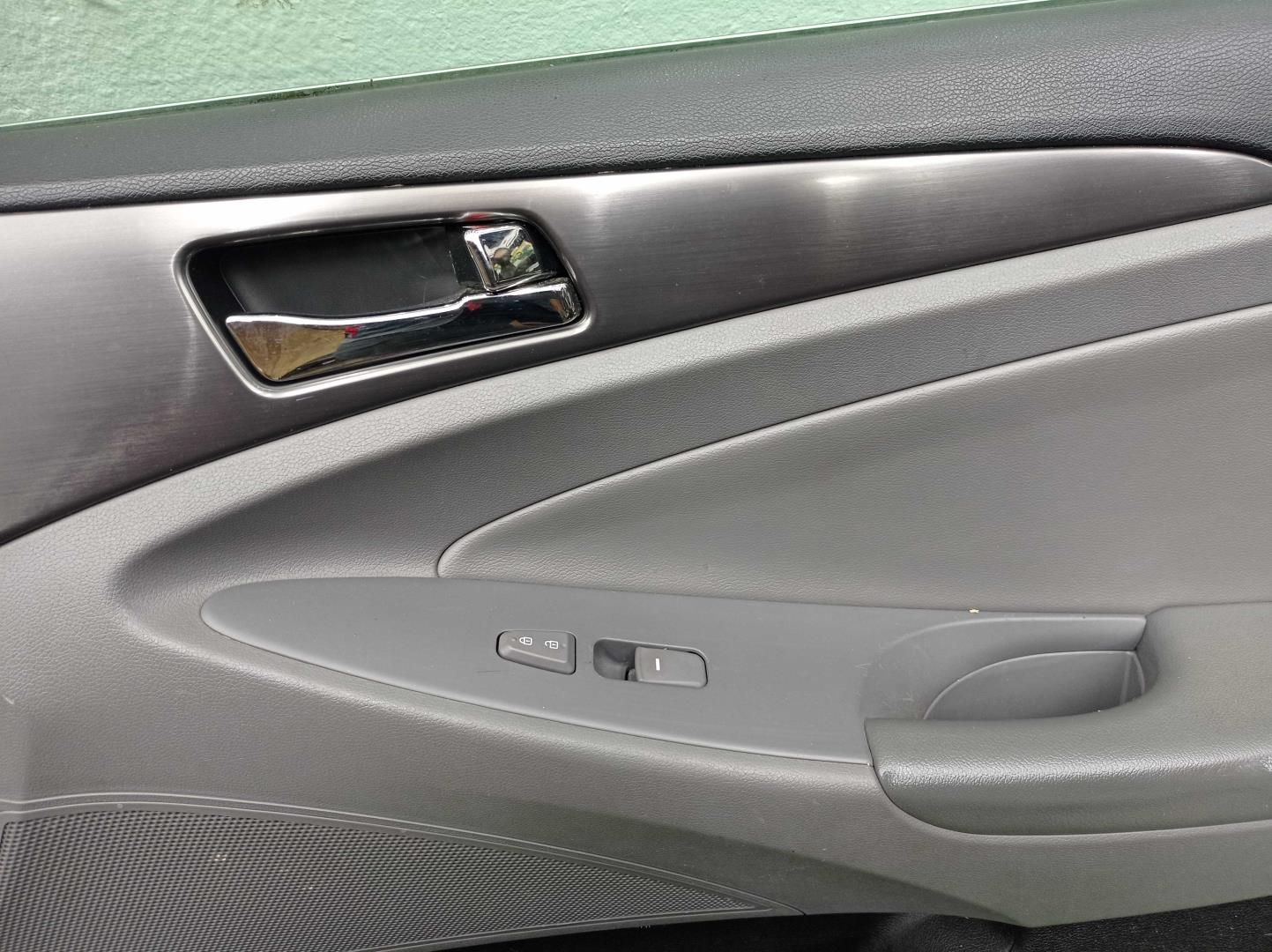 Стекло двери передней правой