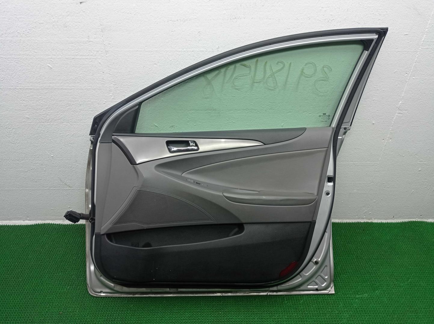 Стекло двери передней правой