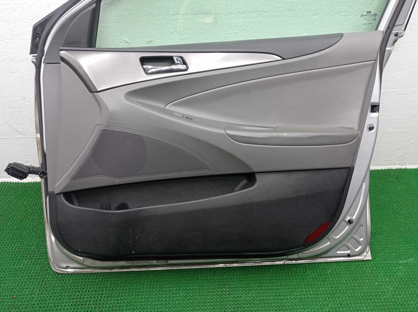 Стекло двери передней правой