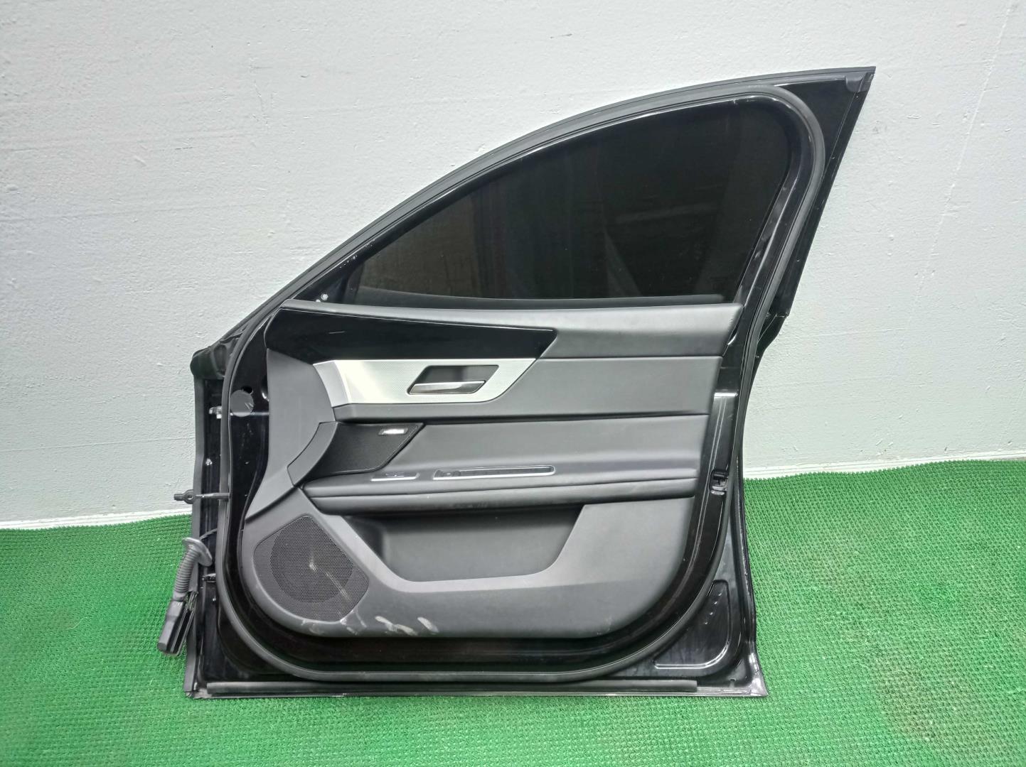 Стекло двери передней правой