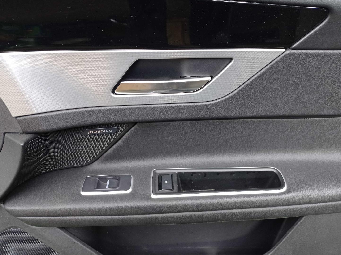 Стекло двери передней правой