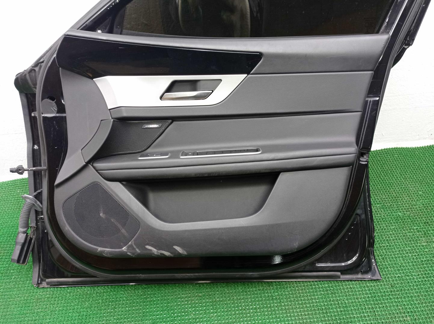 Стекло двери передней правой