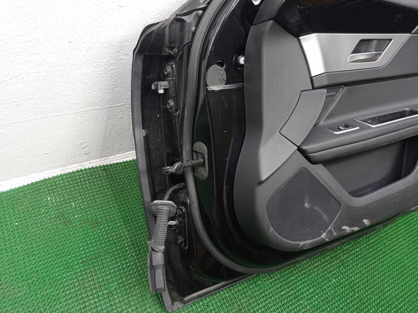 Стекло двери передней правой