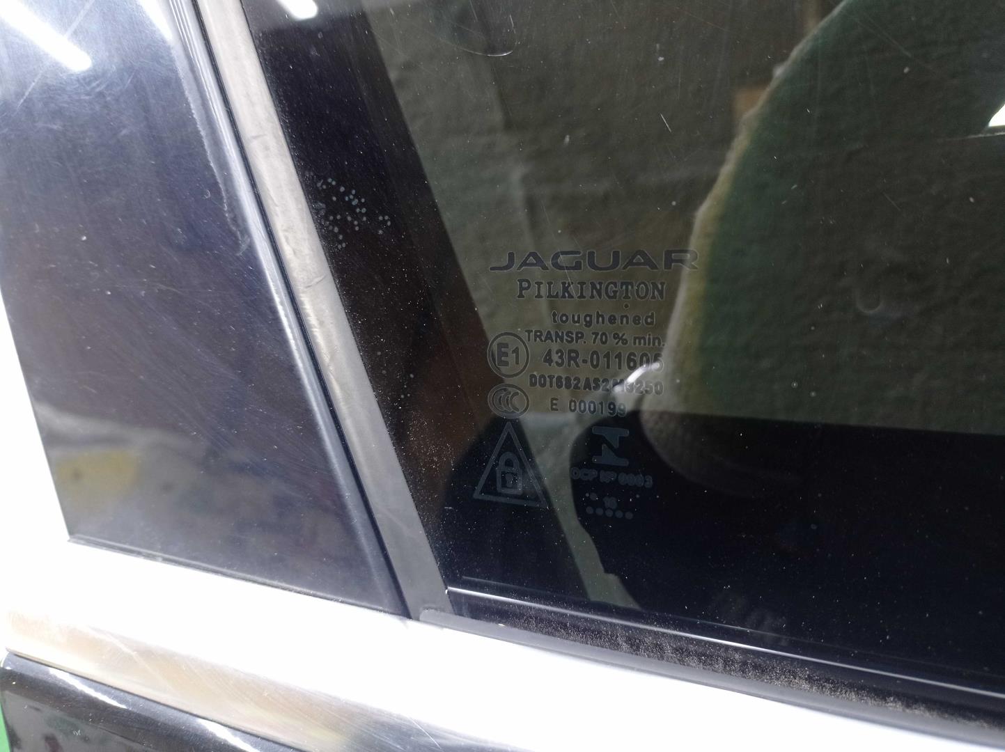 Стекло двери передней правой