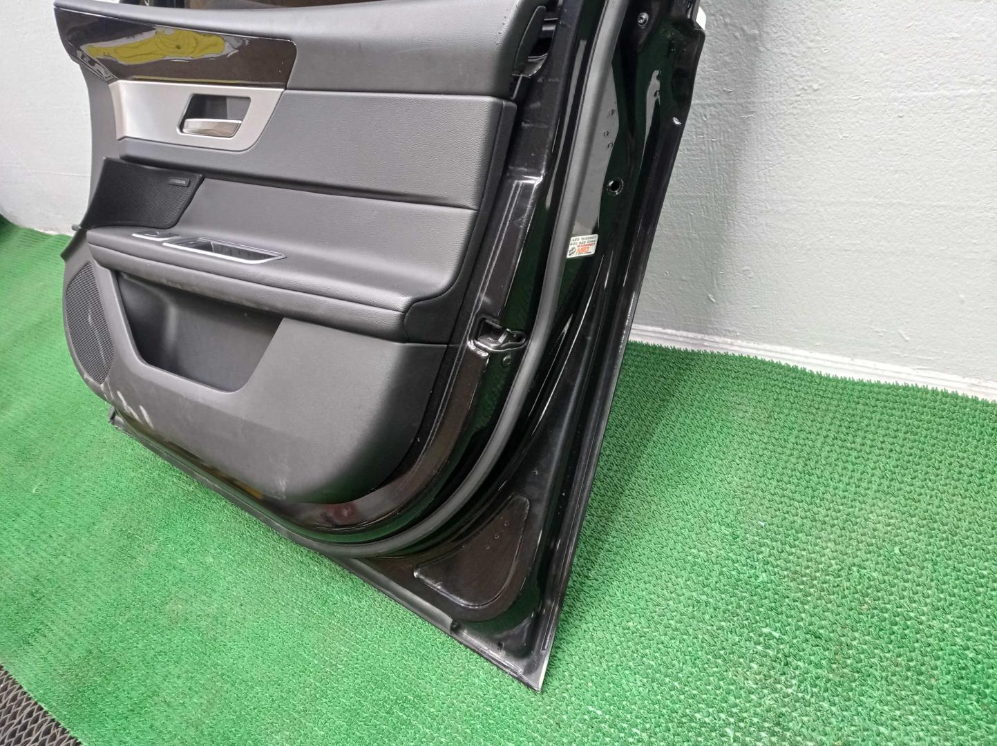 Стекло двери передней правой