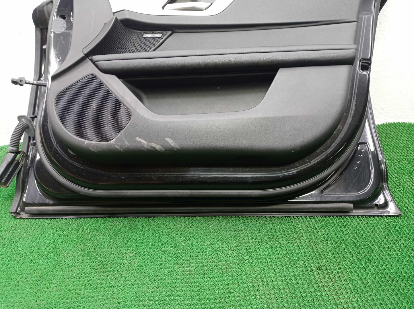 Стекло двери передней правой