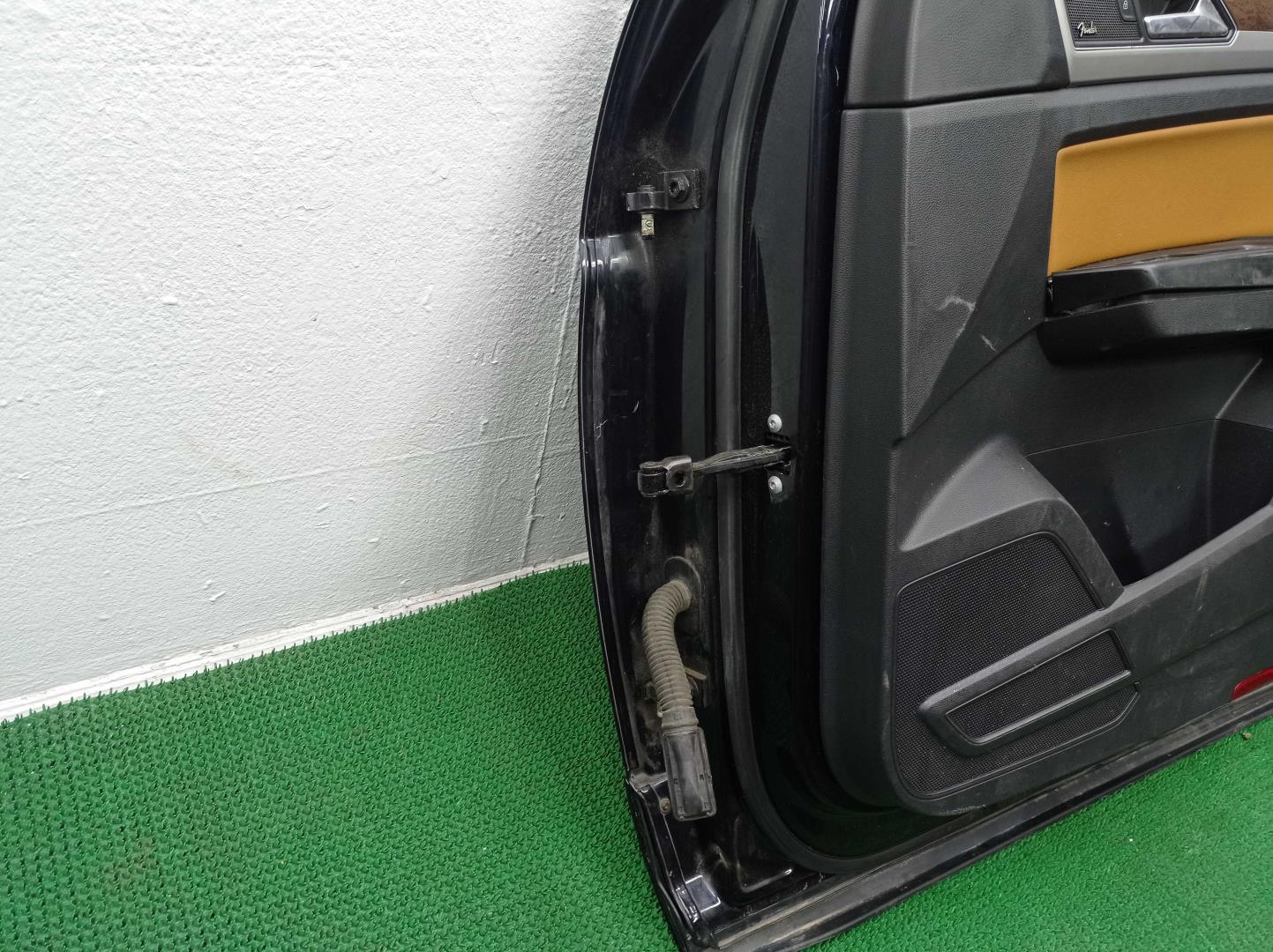 Замок двери передней правой