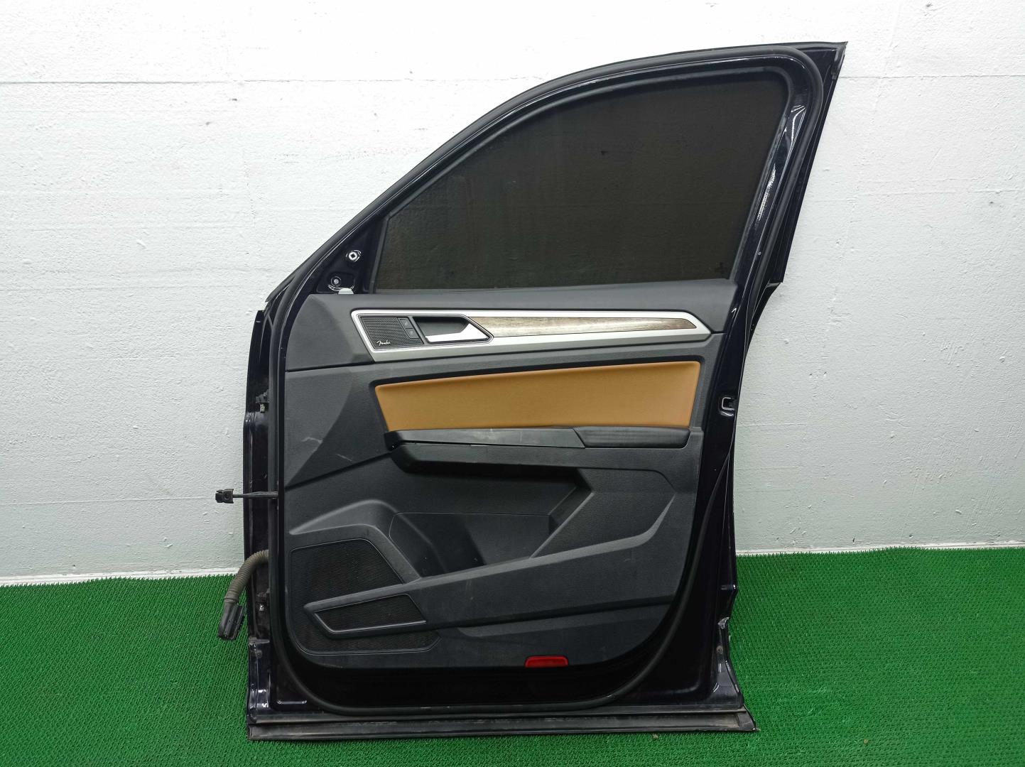 Замок двери передней правой