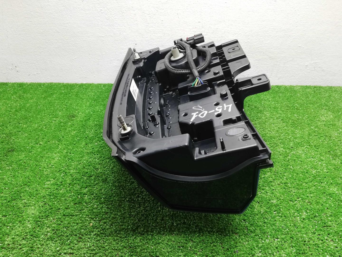 Фонарь задний наружный левый