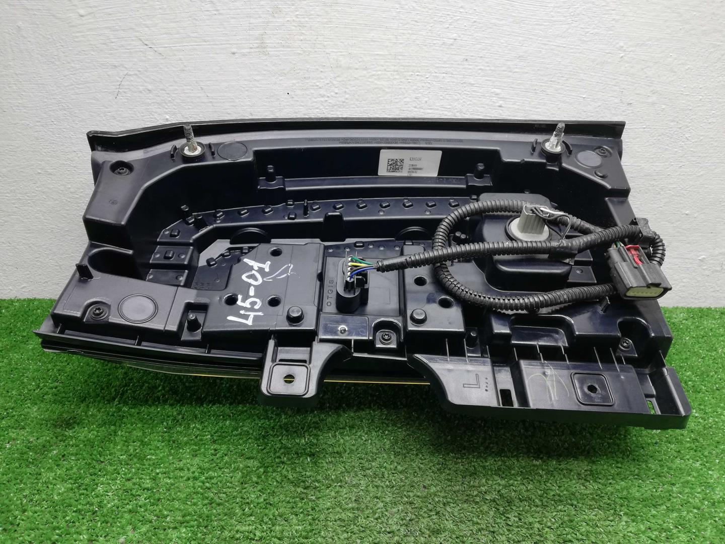 Фонарь задний наружный левый