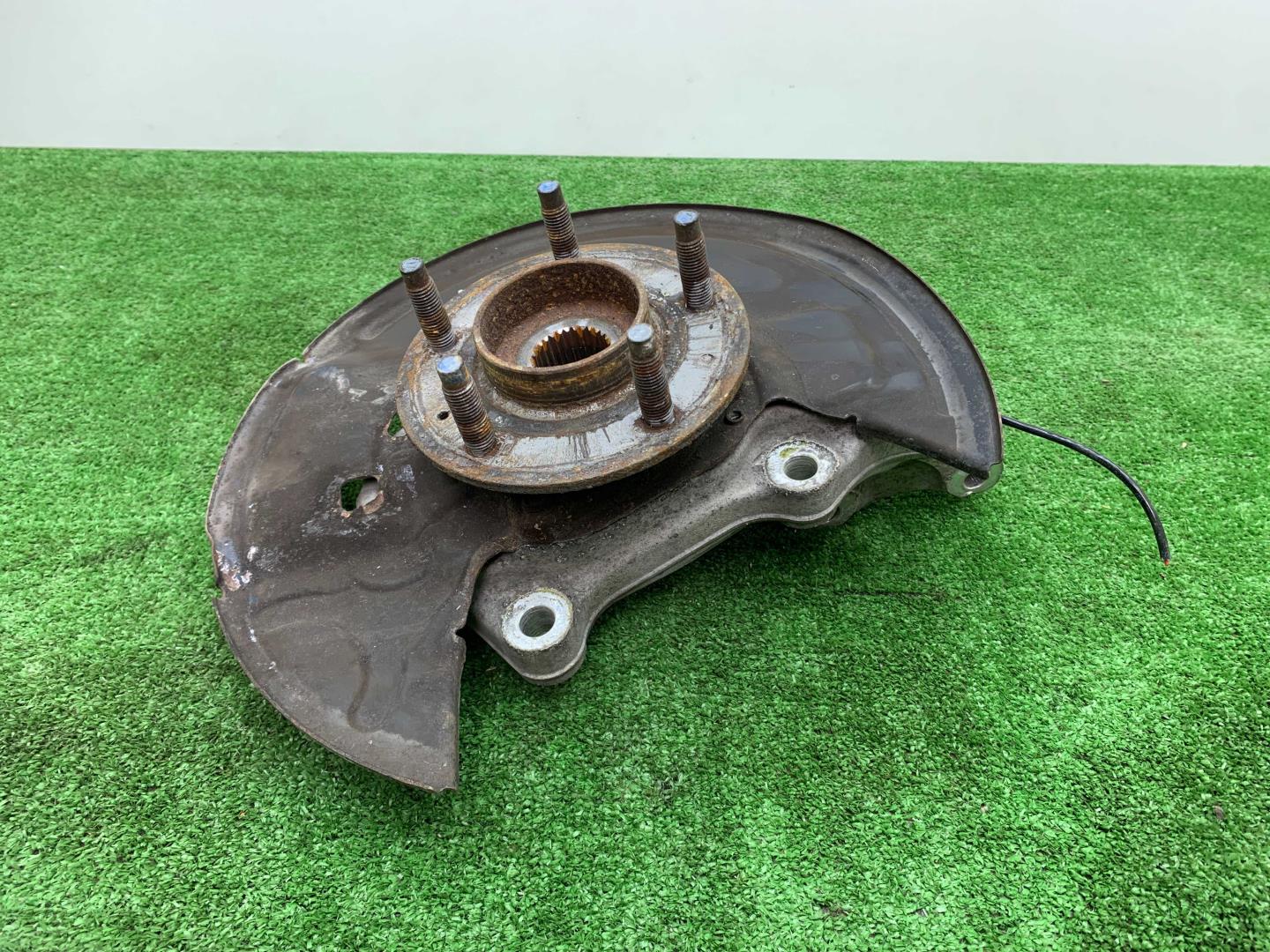 Кулак поворотный передний правый