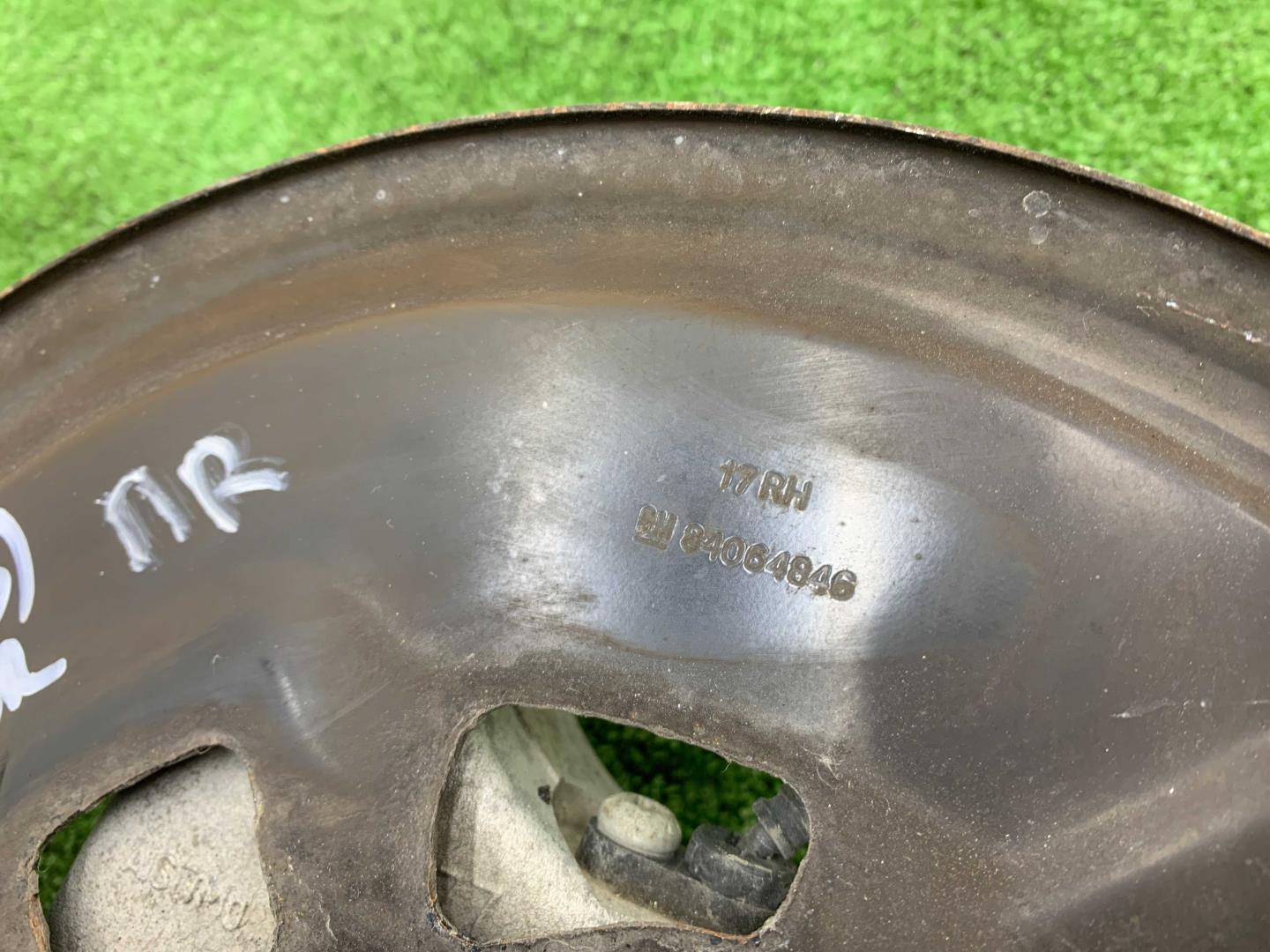 Кулак поворотный передний правый