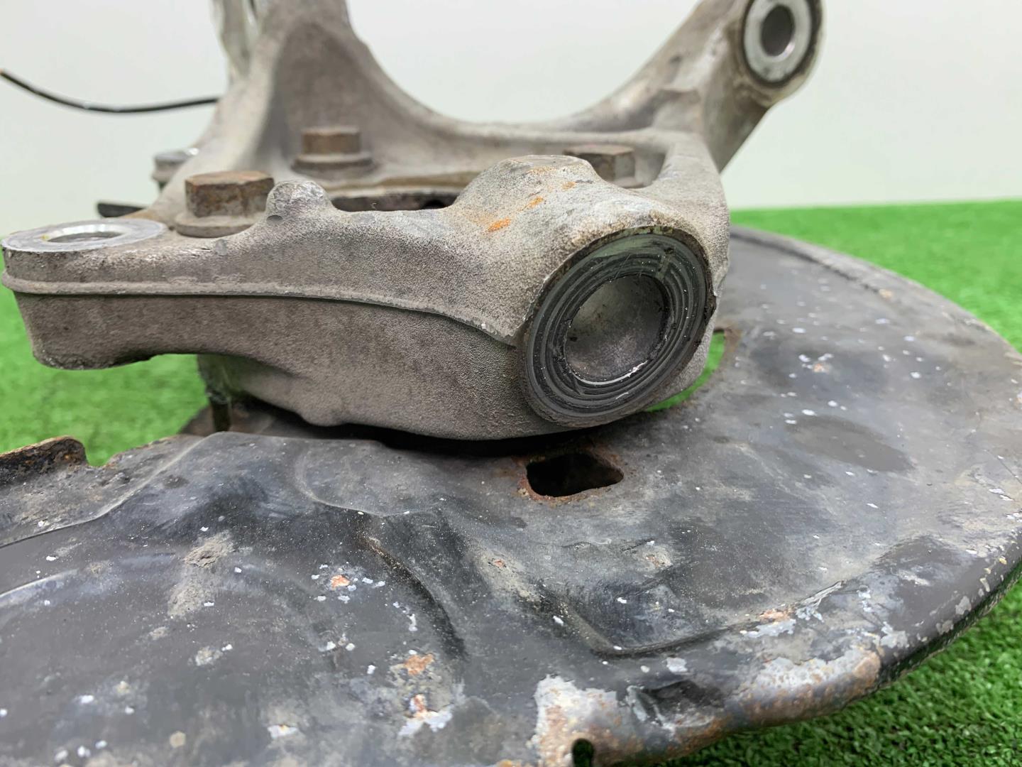 Кулак поворотный передний правый