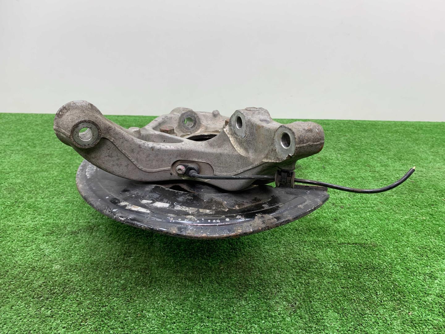 Кулак поворотный передний правый