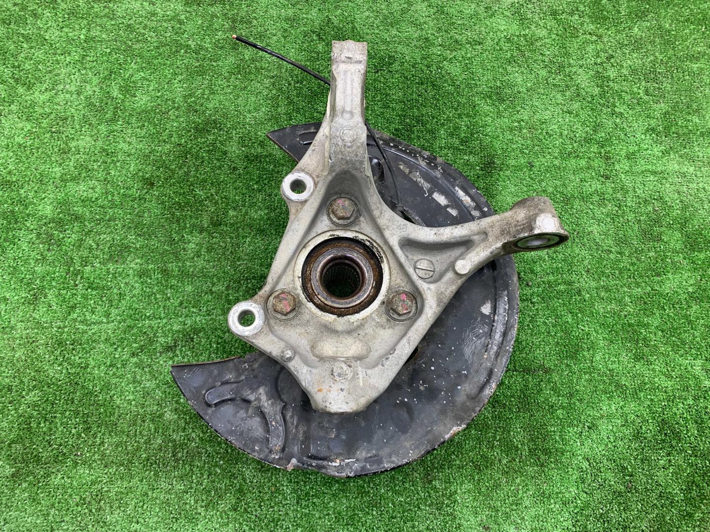 Кулак поворотный передний правый