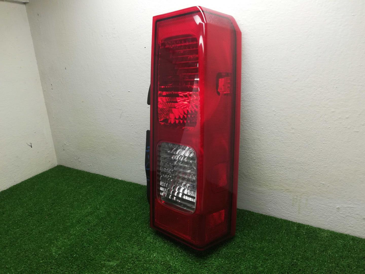 Фонарь задний наружный правый