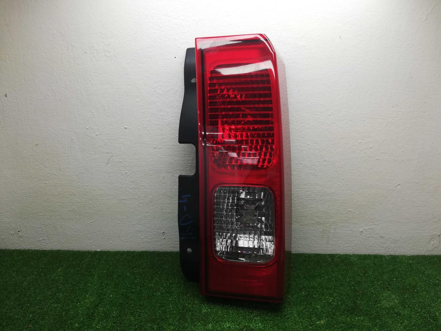 Фонарь задний наружный правый