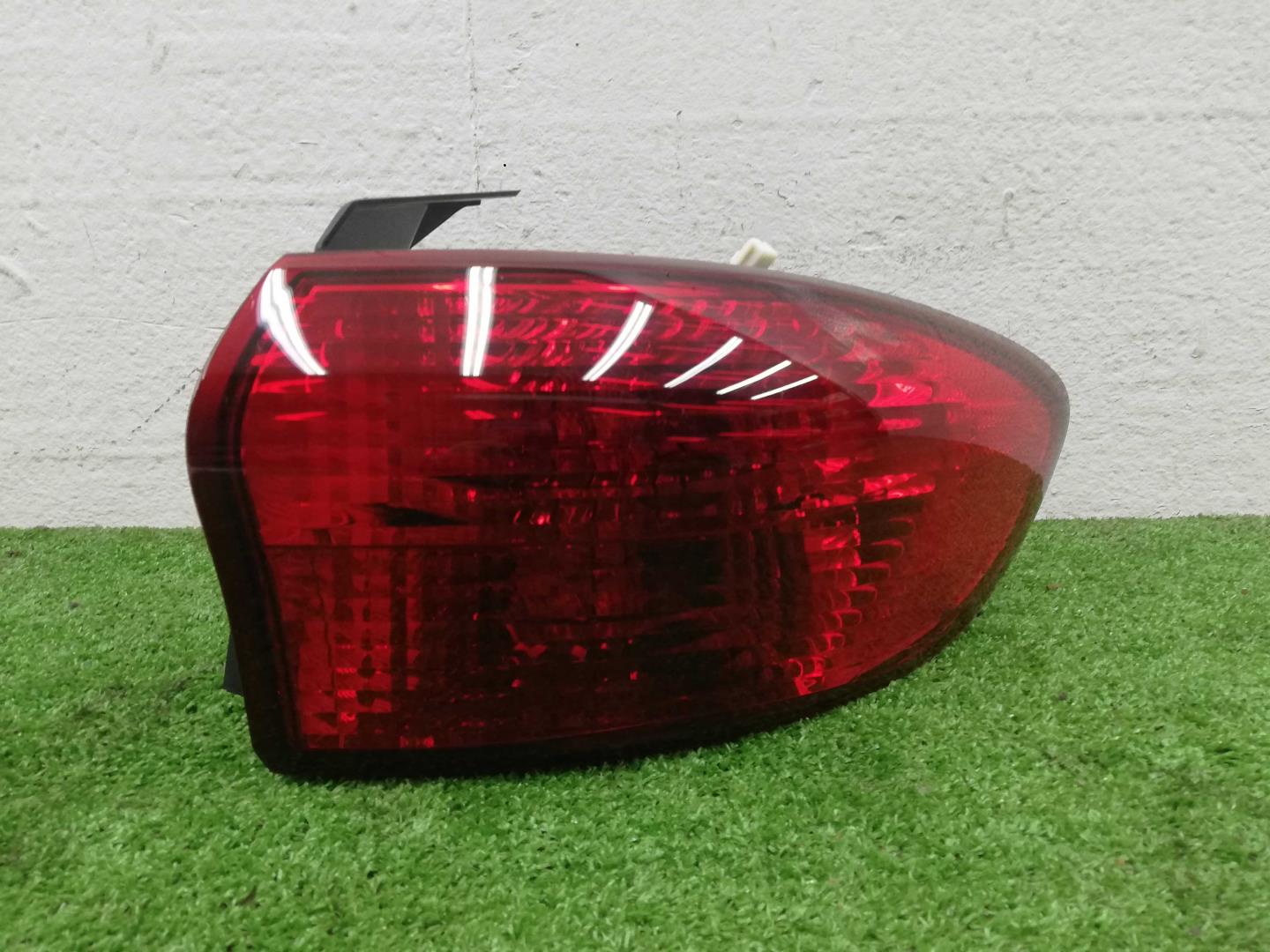 Фонарь задний наружный правый