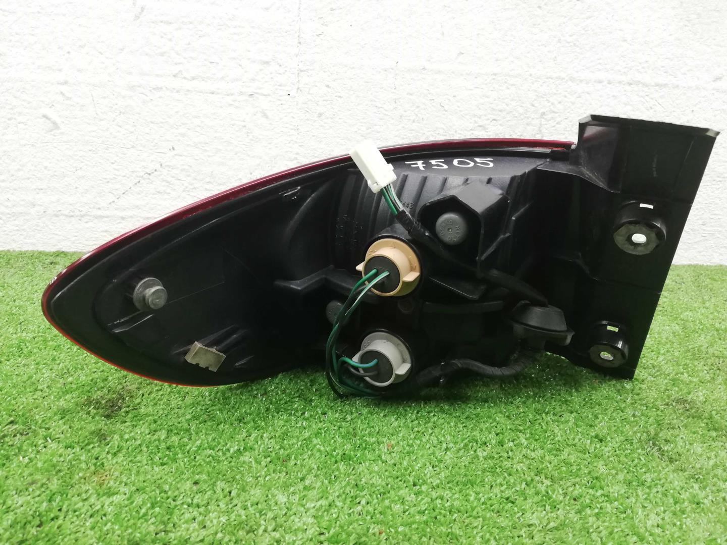 Фонарь задний наружный правый