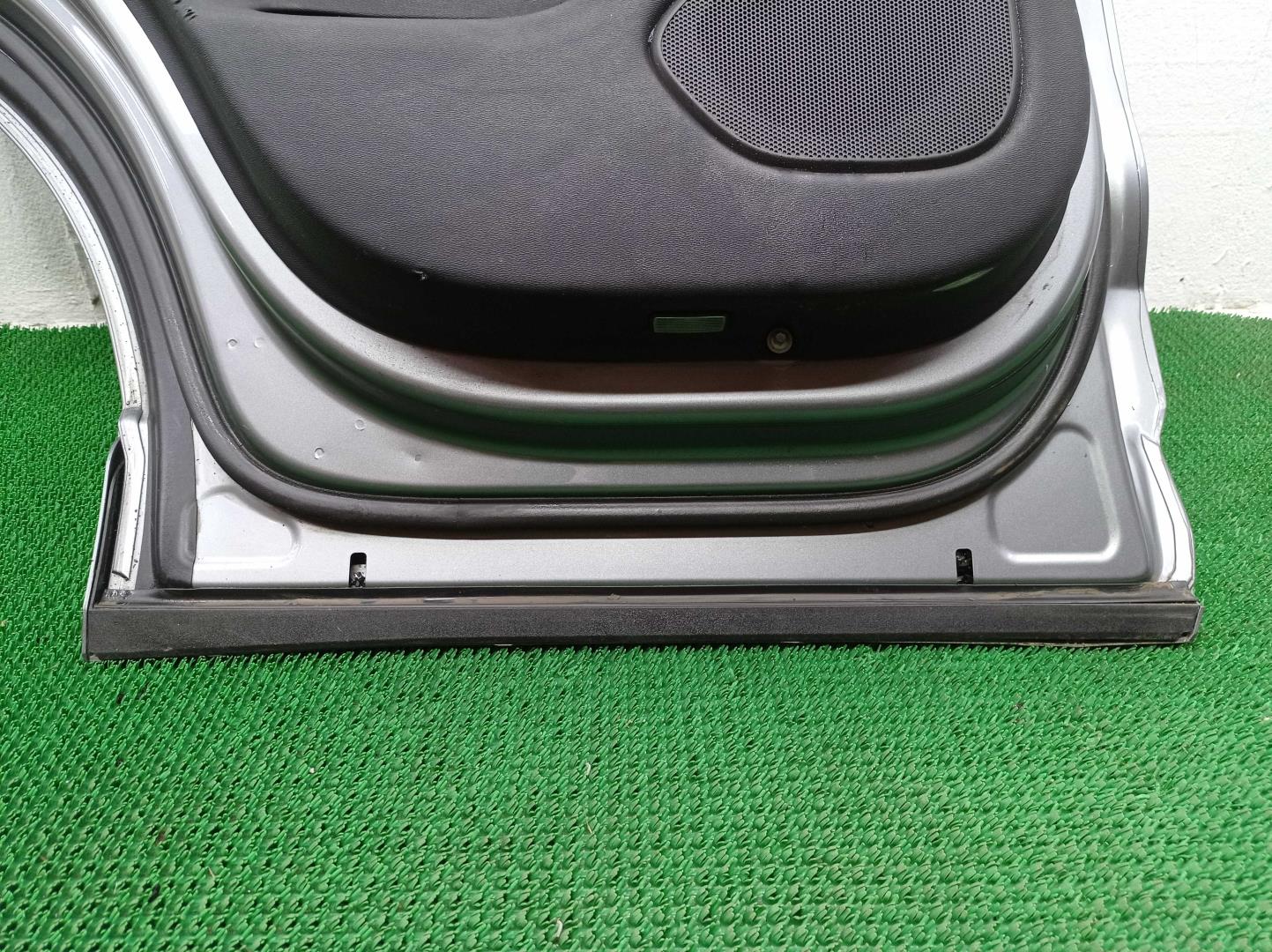 Замок двери задней левой