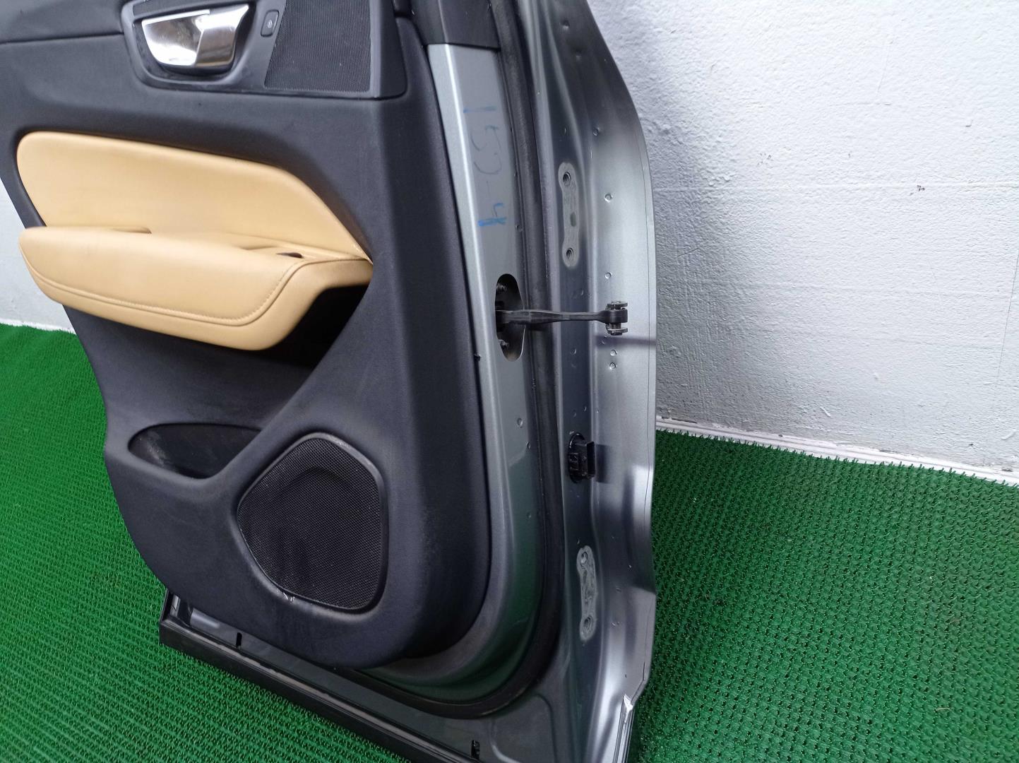 Замок двери задней левой