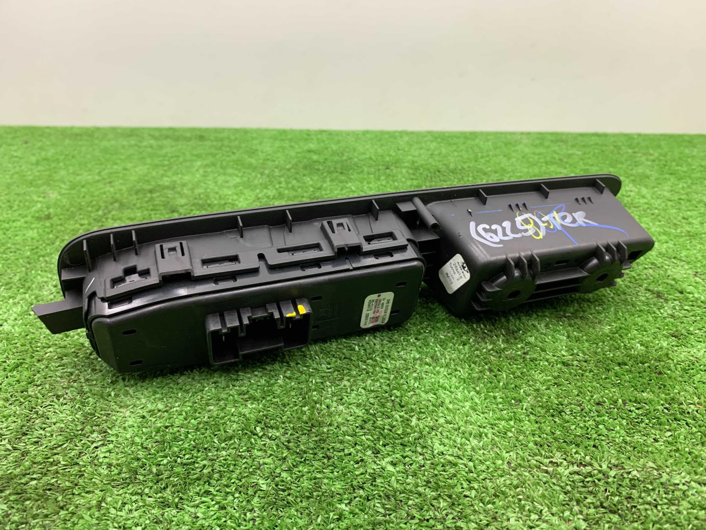 Кнопка стеклоподъемника