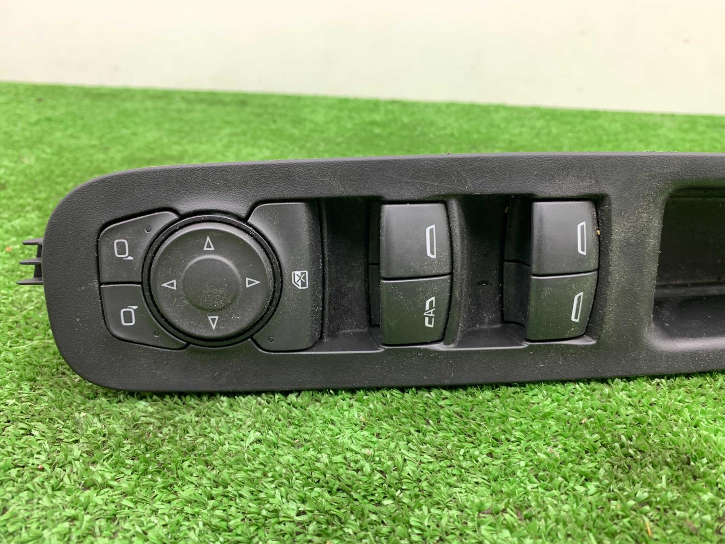 Кнопка стеклоподъемника