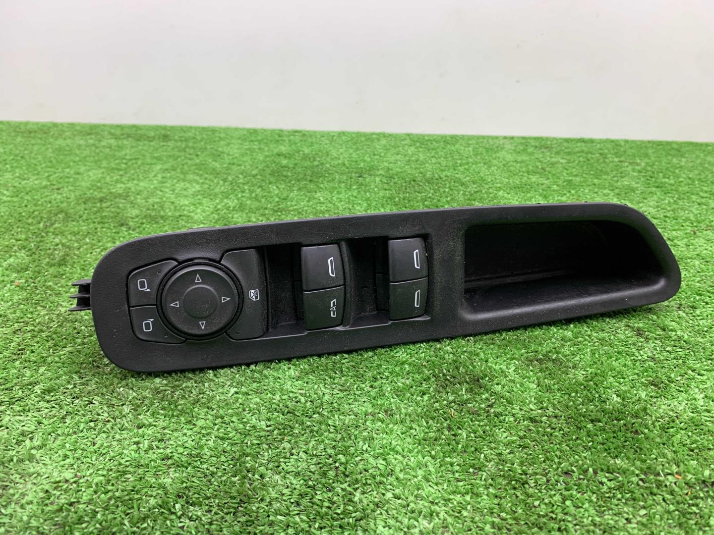 Кнопка стеклоподъемника