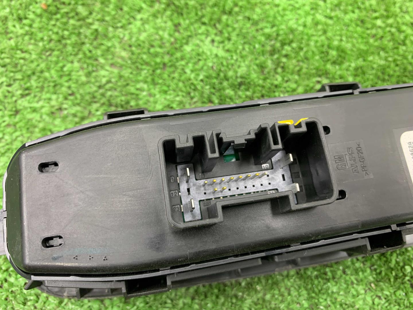 Кнопка стеклоподъемника