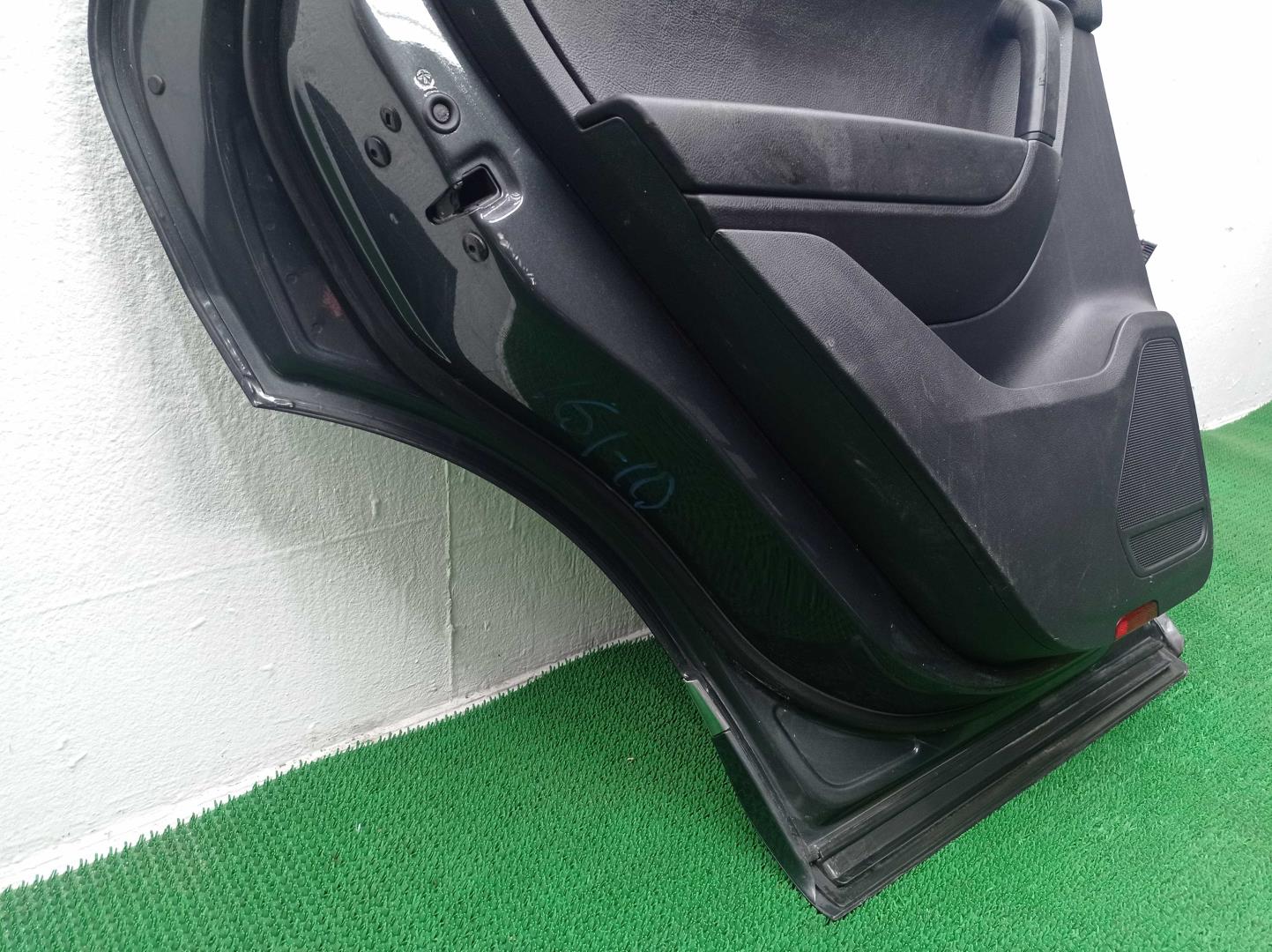 Стекло двери задней левой