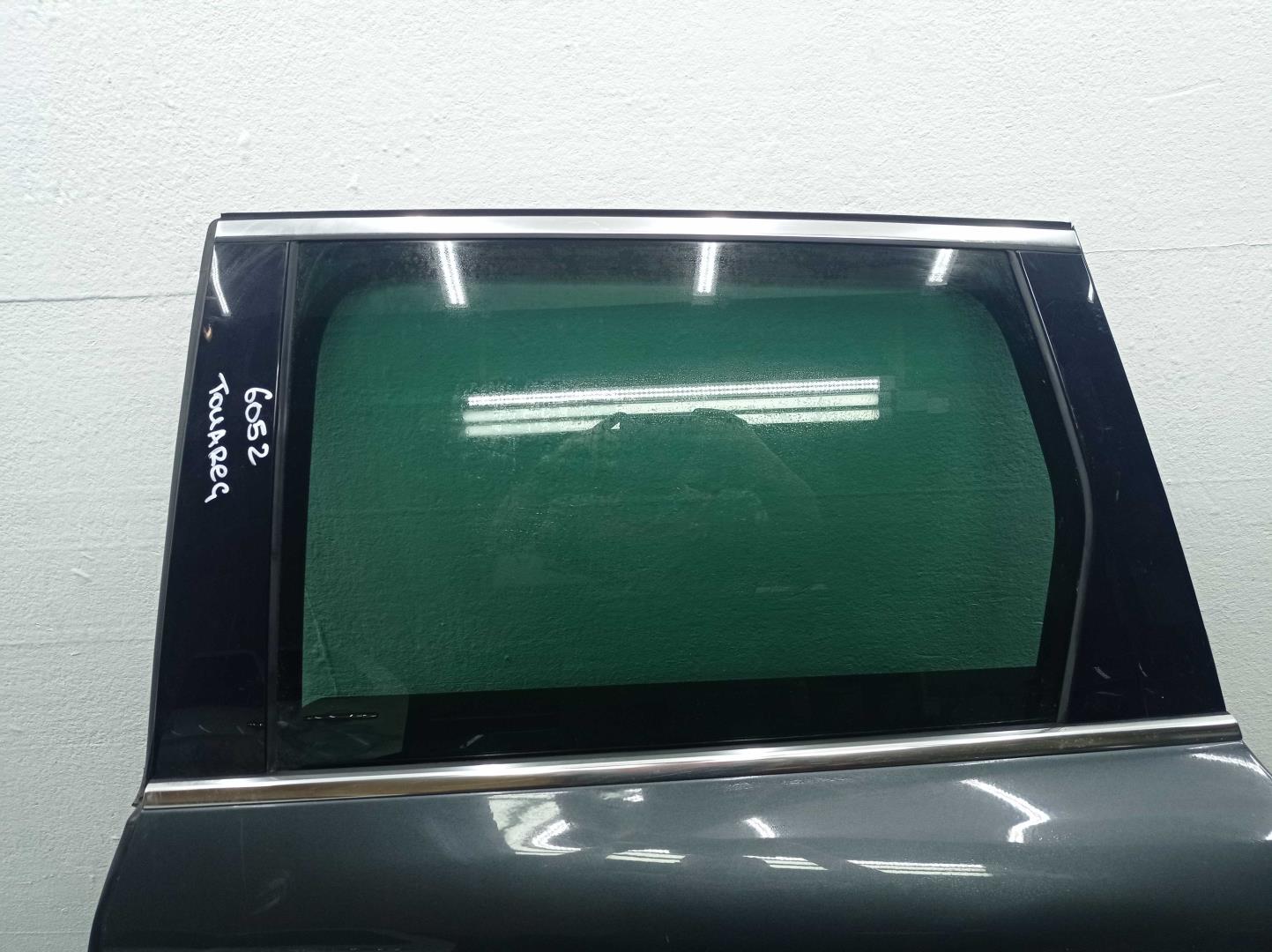 Стекло двери задней левой