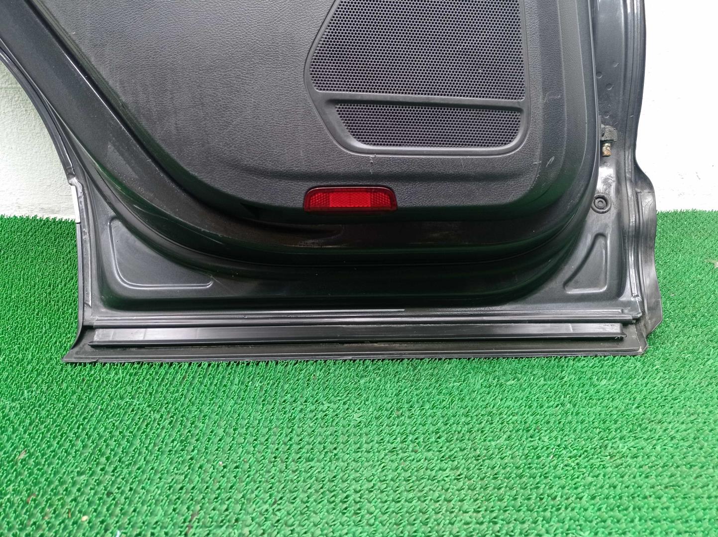 Стекло двери задней левой