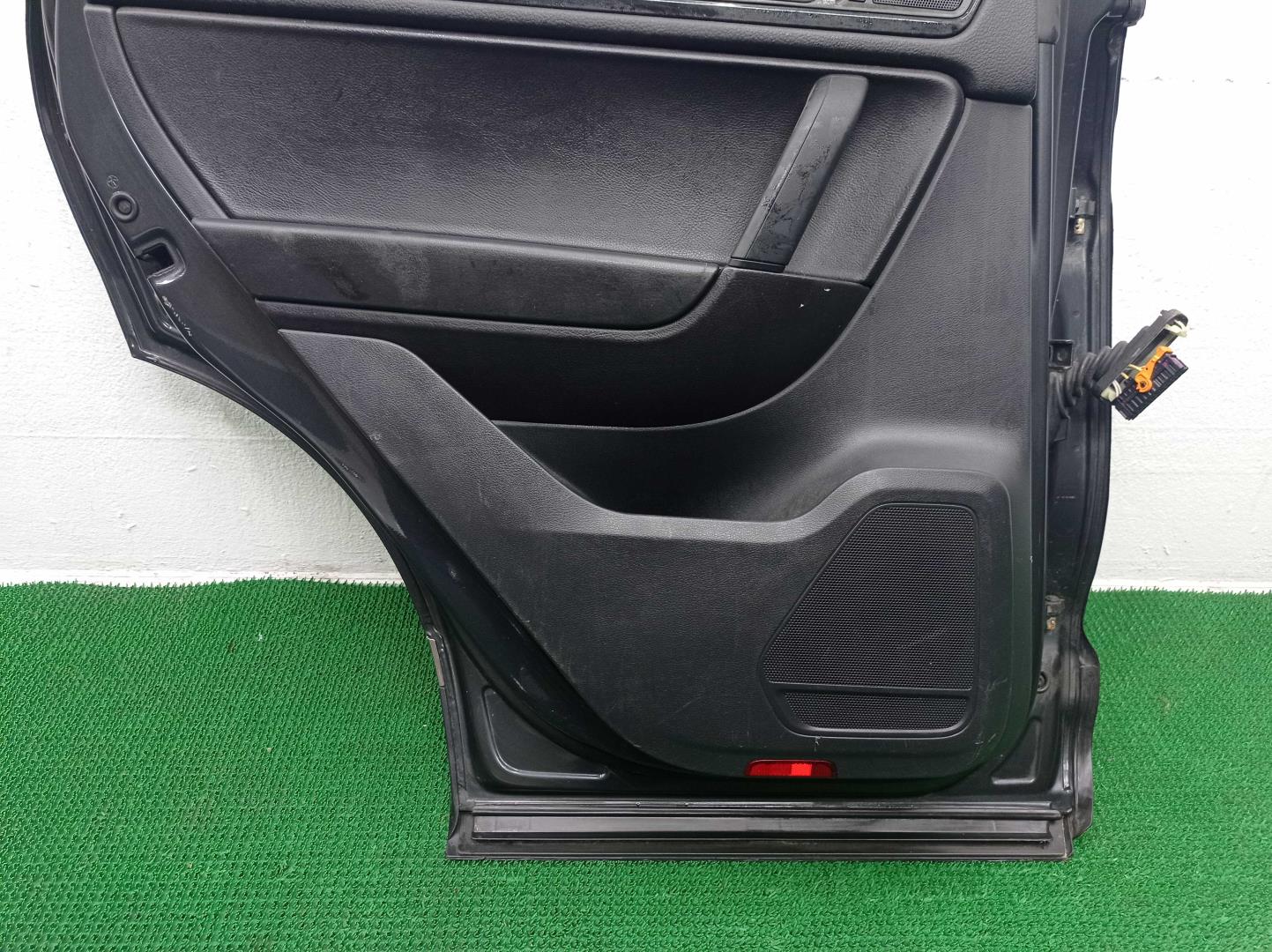 Стекло двери задней левой