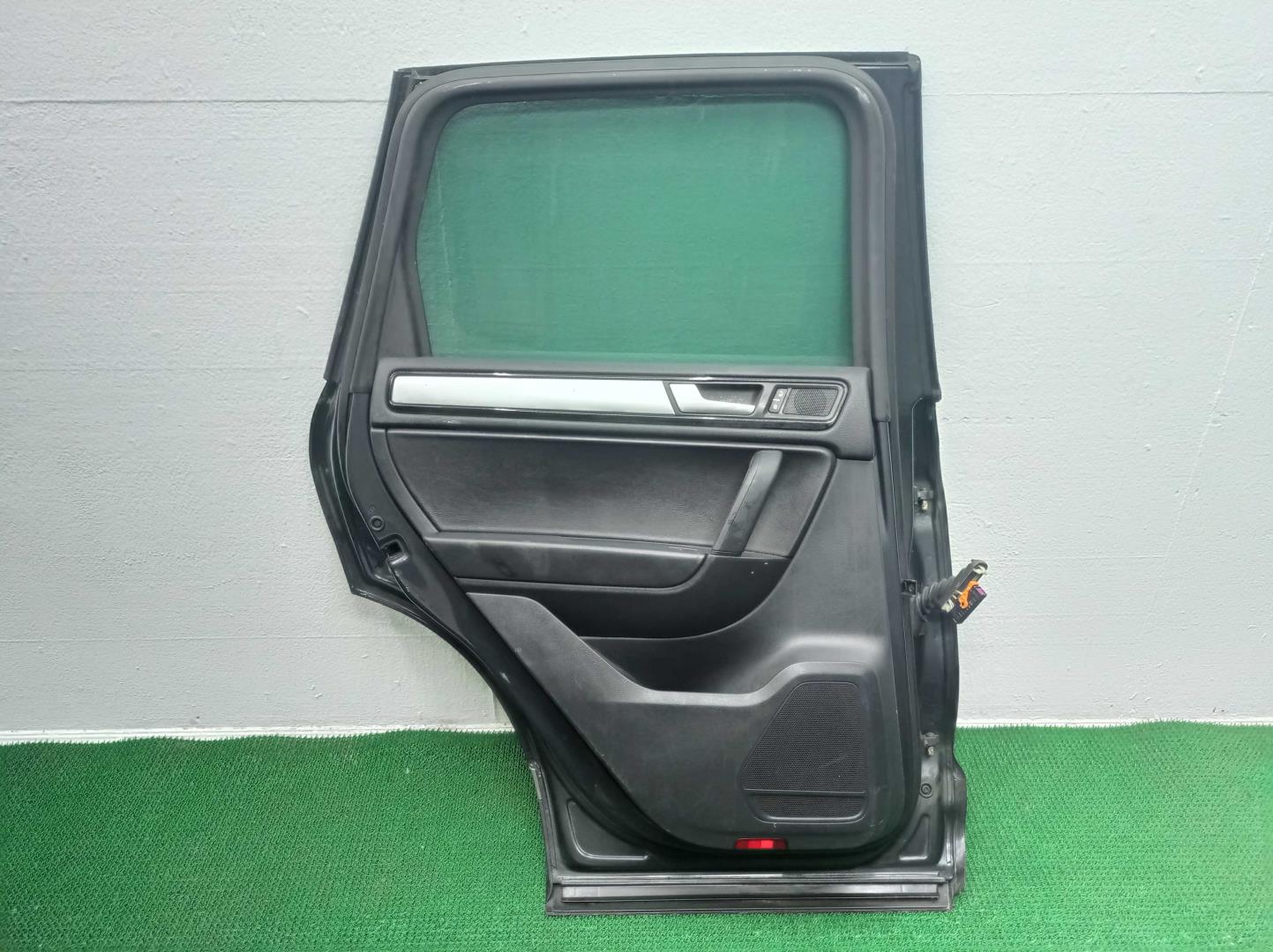 Стекло двери задней левой