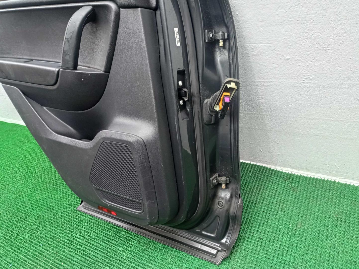 Стекло двери задней левой