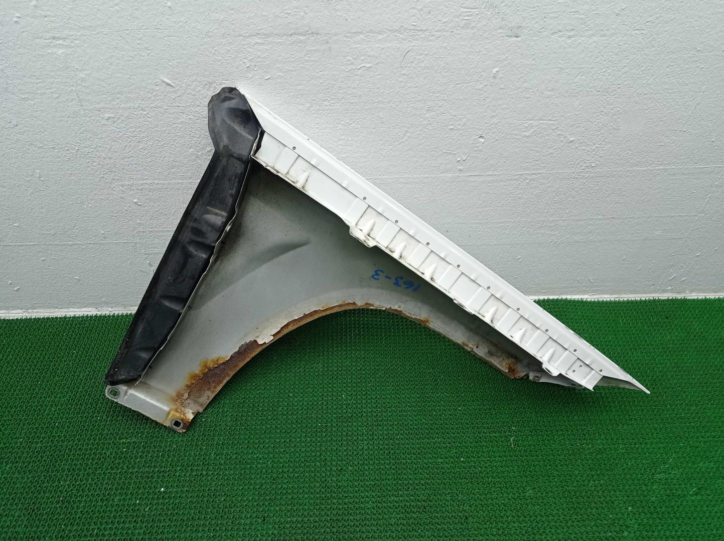 Крыло переднее левое