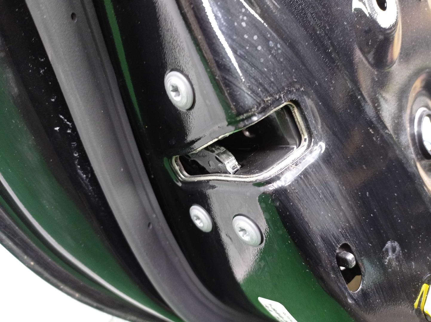 Замок двери задней левой