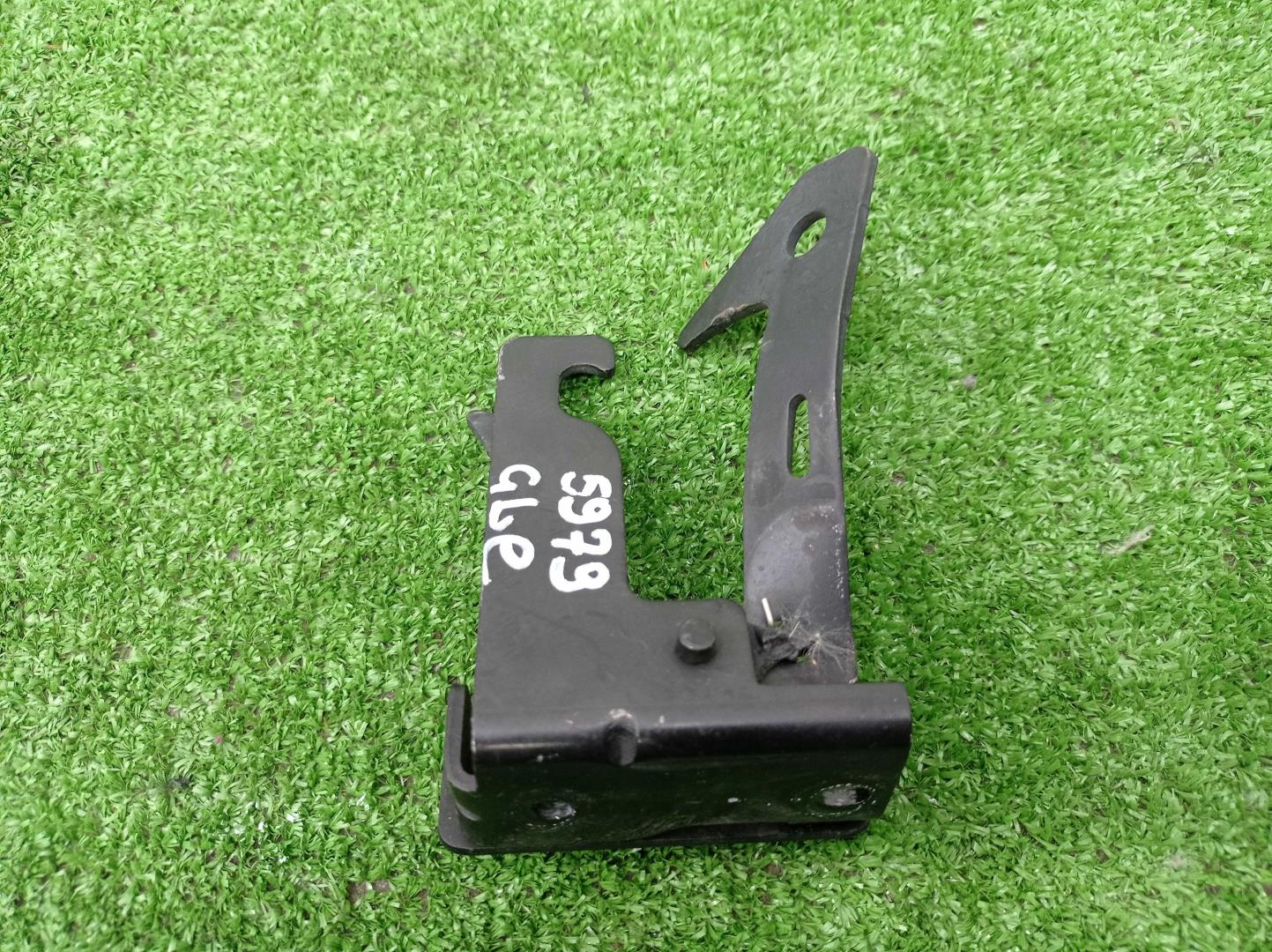 Замок капота