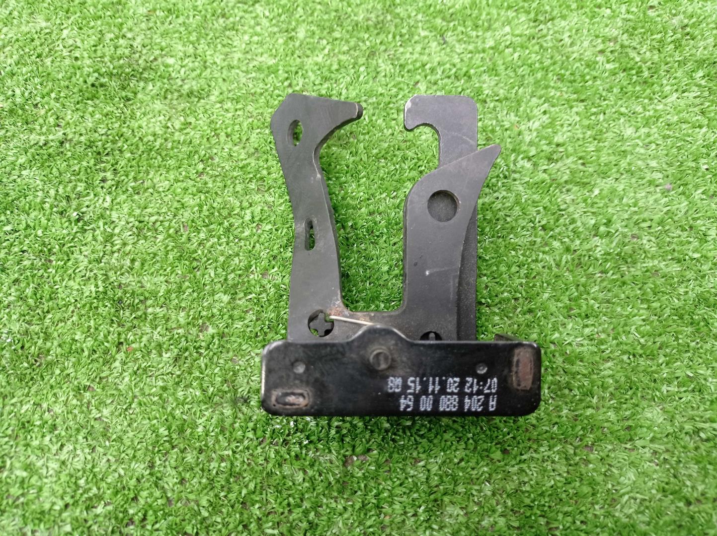 Замок капота