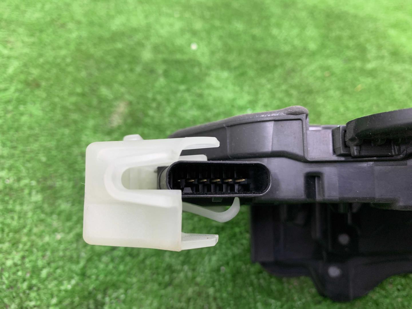 Замок двери задней правой