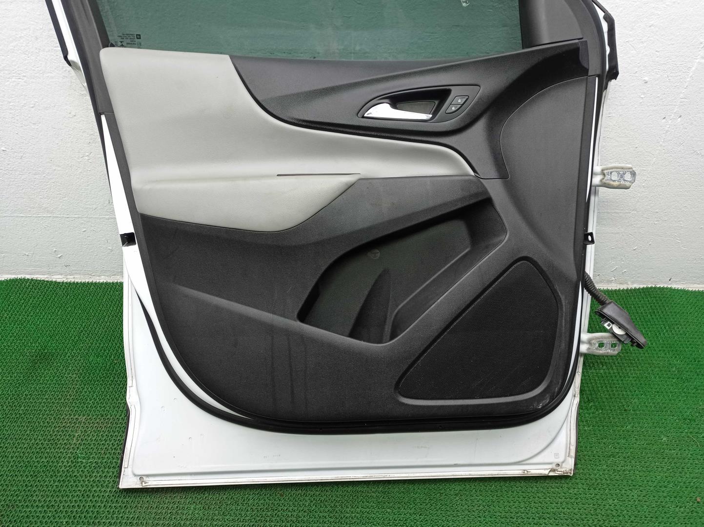 Замок двери передней левой