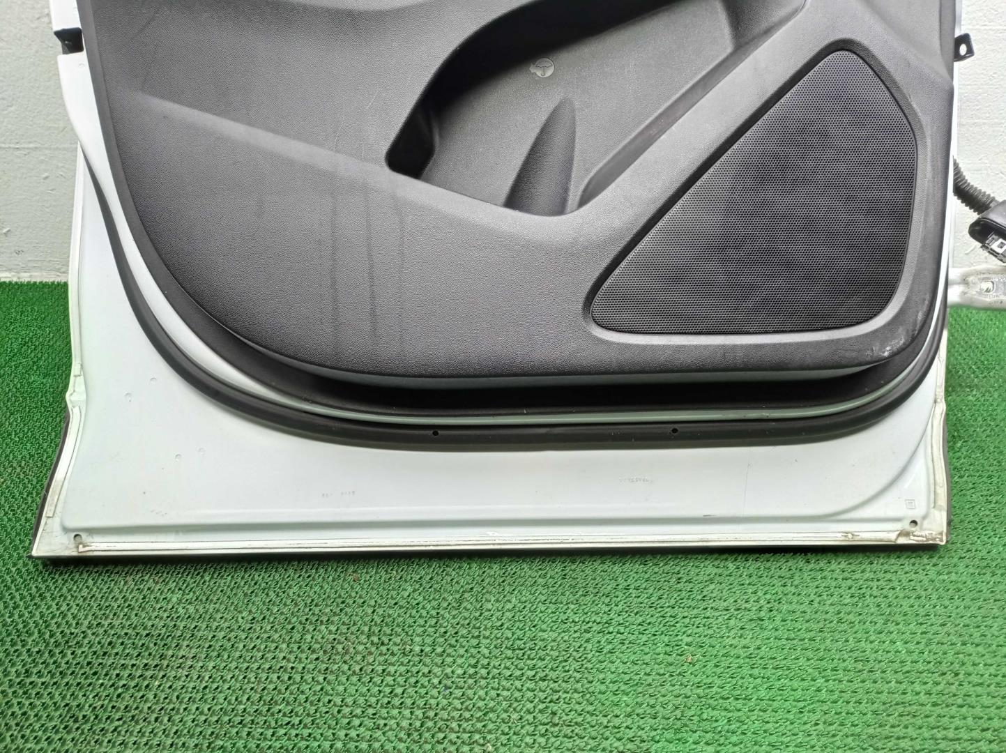 Замок двери передней левой