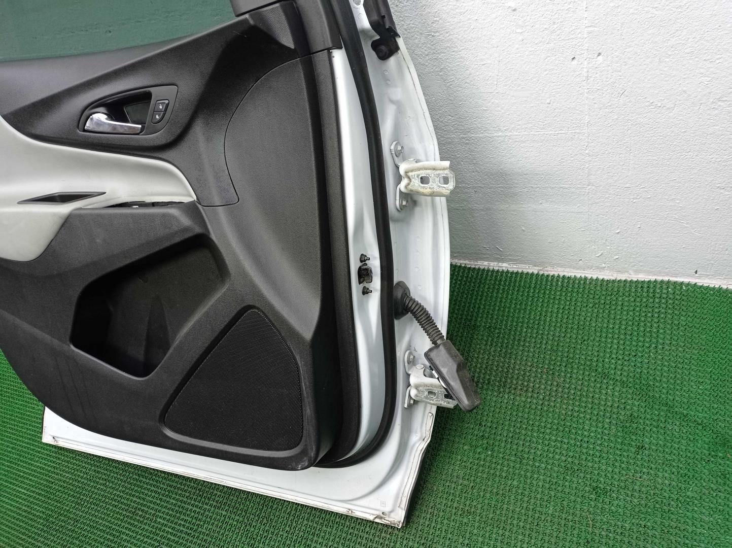 Замок двери передней левой