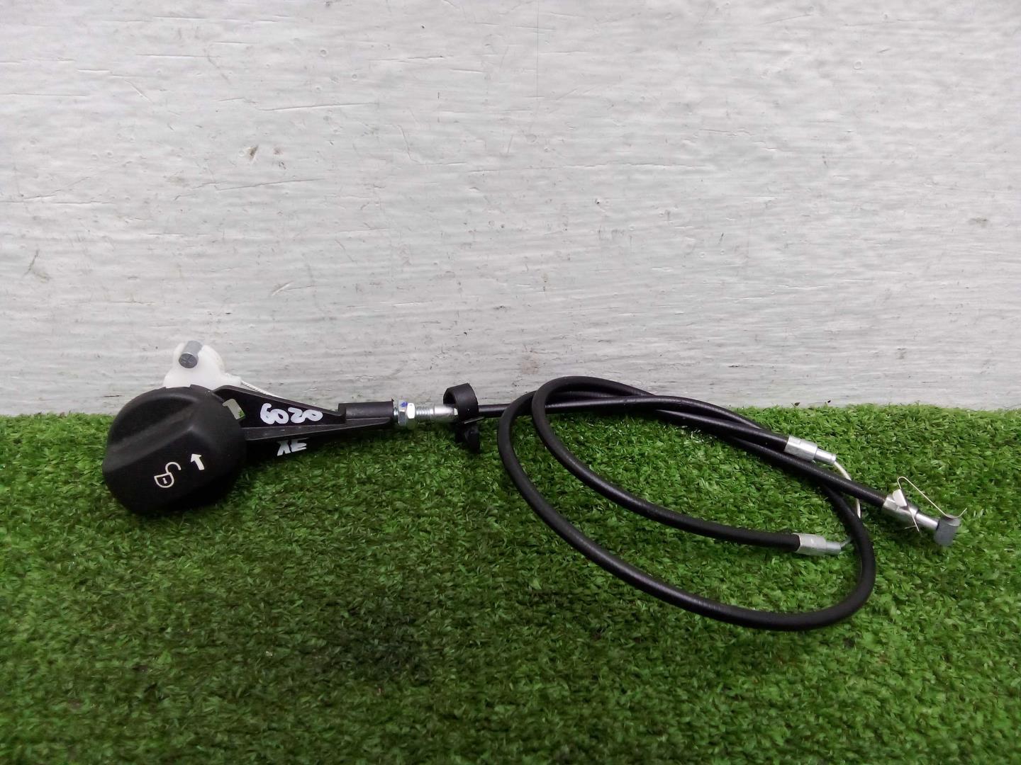 Трос лючка бензобака